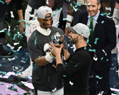 Los Eagles dominan a los Chiefs