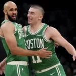 "Celtics vencen Trail Blazers Pritchard White triples"