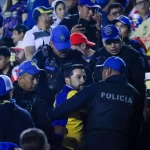 Policías golpean fan Chivas goleada Club América