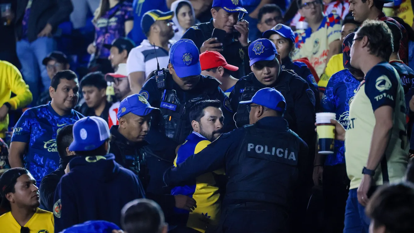 Policías golpean fan Chivas goleada Club América