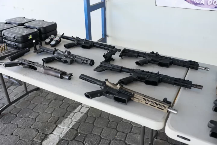 Segundo teniente Armada tráfico armas Baní