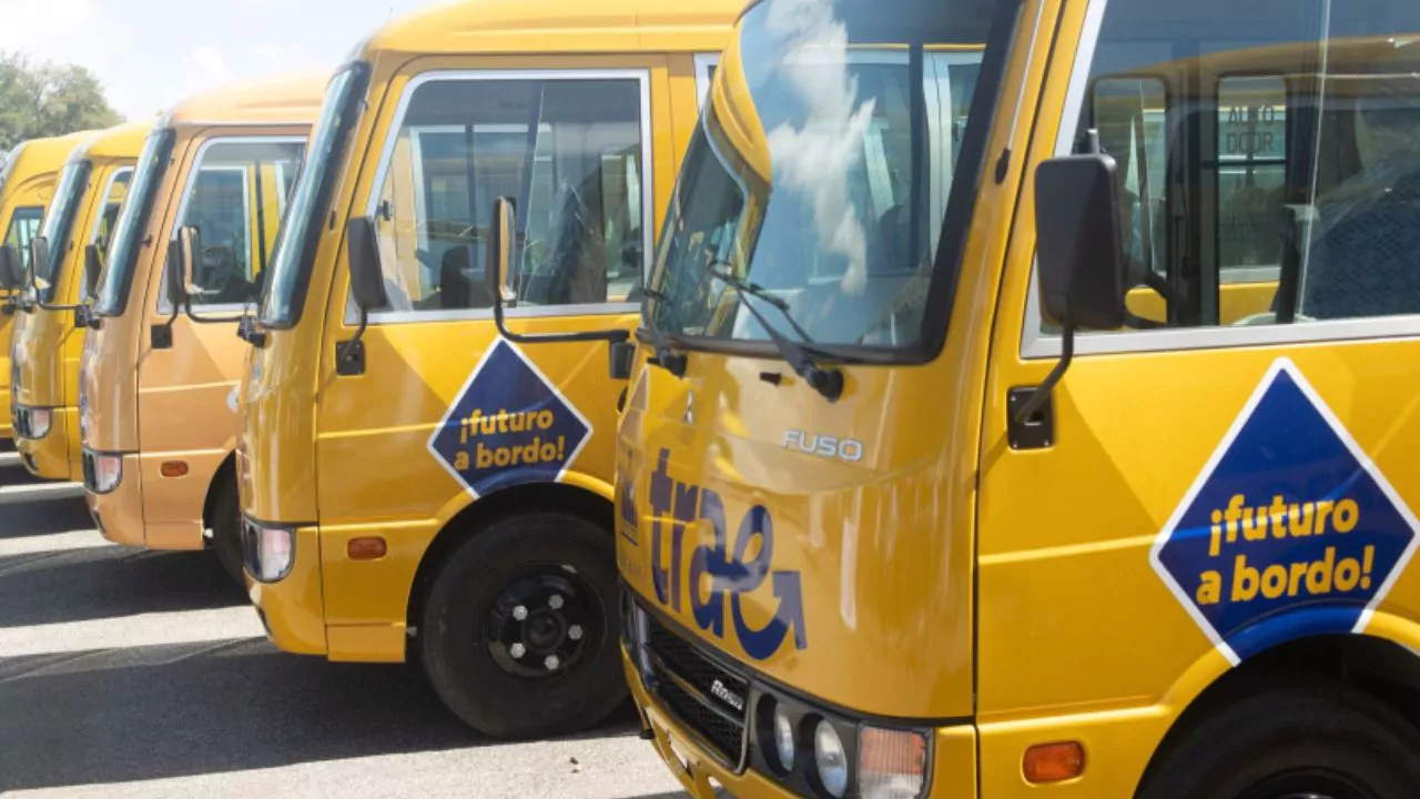 Entrega autobuses escolares Monseñor Nouel