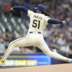 Milwaukee, WI — Con una ofensiva explosiva liderada por Joey Ortiz (2 HR, 4 RBI) y un sólido trabajo de Freddy Peralta (8-4), los Cerveceros de Milwaukee derrotaron 9-3 a los Piratas de Pittsburgh, consolidando su buen momento con cinco victorias en los últimos seis juegos. Claves del partido 🔥 Joey Ortiz despierta: 3ra entrada: Jonrón de 2 carreras (102 mph, 398 pies) para romper el empate 0-0. 4ta entrada: Segundo cuadrangular del juego (consecutivo al de Caleb Durbin), impulsando la ventaja a 6-0. Últimos 6 juegos: .462 AVG (12-26), elevando su promedio de .188 a .217. 💥 Caleb Durbin aporta el golpe definitivo: HR de 3 carreras en la 4ta entrada (1° en MLB) contra Andrew Heaney. 🎯 Freddy Peralta impone orden: 6.0 IP, 3 H, 3 ER (solo por HR de Nick Gonzales), 8 K, 0 BB. Dominio total hasta la 6ta entrada, manteniendo a raya a los Piratas. Momento crítico 2da entrada: Piratas cargaron las bases sin outs, pero Peralta y la defensa escaparon sin daños: Doble play forzado en home (5-2) con Henry Davis al bate. Atrapada espectacular de Isaac Collins (LF) deslizándose para robarle hit a Oneil Cruz. Estadísticas destacadas ✅ Cerveceros: 5-1 en últimos 6 juegos; 2° en la NL Central (a 3.5 juegos de Cardinals). ✅ Joey Ortiz: Primer juego multi-HR en su carrera; 4 HR en 2024 (2 ante Pittsburgh). ❌ Andrew Heaney (PIT): 4.0 IP, 7 H, 7 ER, 3 BB (ERA sube a 5.45).