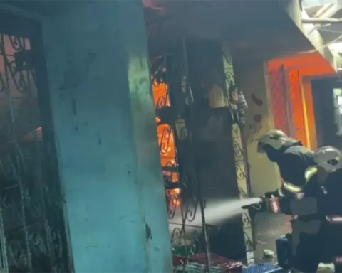Miembros del Cuerpo de Bomberos permanecen en el lugar realizando esfuerzos para sofocar las llamas, aunque hasta el momento se desconocen las causas que originaron el siniestro.