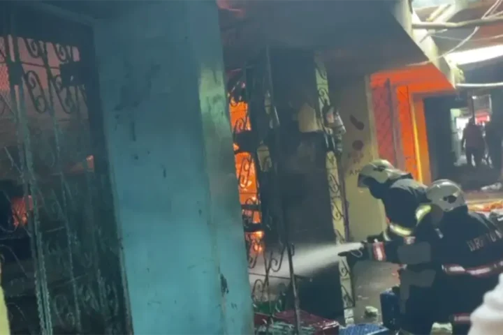 Miembros del Cuerpo de Bomberos permanecen en el lugar realizando esfuerzos para sofocar las llamas, aunque hasta el momento se desconocen las causas que originaron el siniestro.