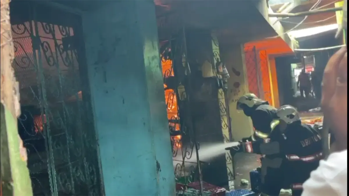 Miembros del Cuerpo de Bomberos permanecen en el lugar realizando esfuerzos para sofocar las llamas, aunque hasta el momento se desconocen las causas que originaron el siniestro.